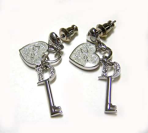 ディオール ] アクセサリー ハートDiorカデナキーピアス（ホワイト