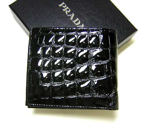 プラダ ] クロコ型押しエナメルレザー 二つ折財布（ブラック） - P-3406