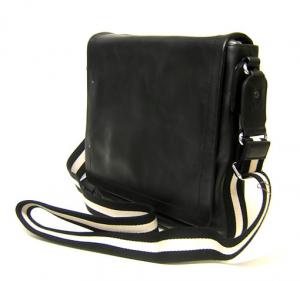 No.2 TAN／00　レザーフラップショルダーバッグ（ブラック）