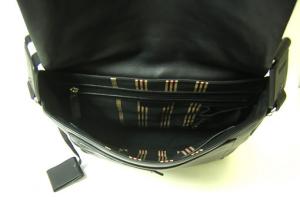 No.6 TAN／00　レザーフラップショルダーバッグ（ブラック）