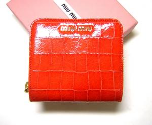  ミュウミュウ クロコ型押し二つ折財布（パプリカ） MainPhoto