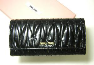 ミュウミュウ マトラッセリュクス  二つ折長財布（ブラック） MainPhoto