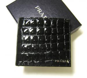 プラダ ] クロコ型押しエナメルレザー 二つ折財布（ブラック） - P-3406