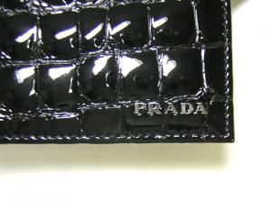 No.2 クロコ型押しエナメルレザー　二つ折財布（ブラック）