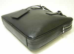 BREE - ドイツの高級革製品メーカーBREEユニセックス本革ショルダーバッグ黒色の通販 by べべ's shop｜ブリーならラクマ