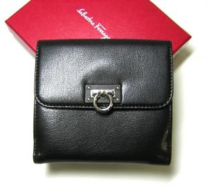  サルヴァトーレフェラガモ 二つ折ダブルホック財布（ブラック） MainPhoto